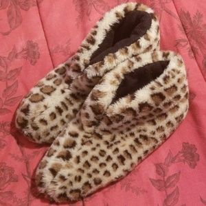 Furry cheetah print slipper booties